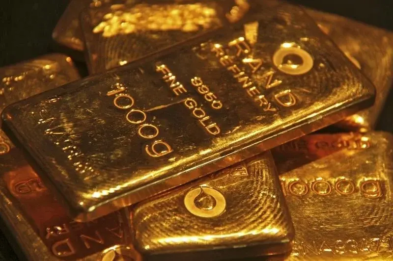 Gold prices fall, head for weekly loss as Iran tensions weigh; US payrolls awaited